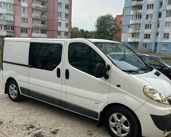 Білий Опель Віваро, об'ємом двигуна 2.5 л та пробігом 255 тис. км за 13500 $, фото 1 на Automoto.ua