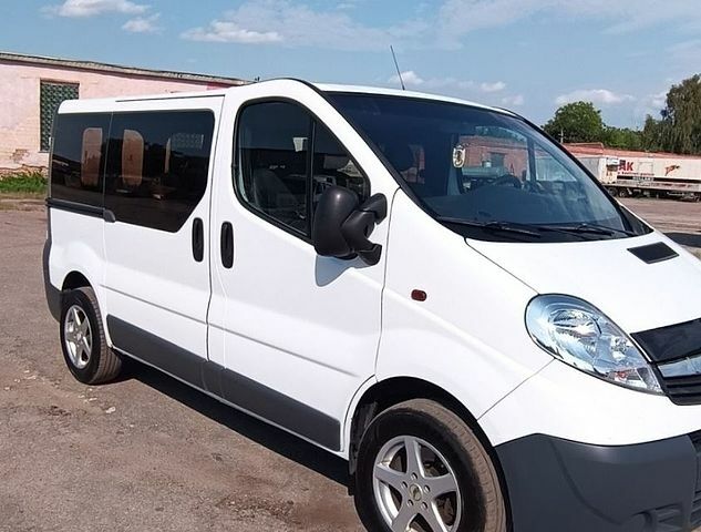 Білий Опель Віваро, об'ємом двигуна 2 л та пробігом 238 тис. км за 10700 $, фото 1 на Automoto.ua