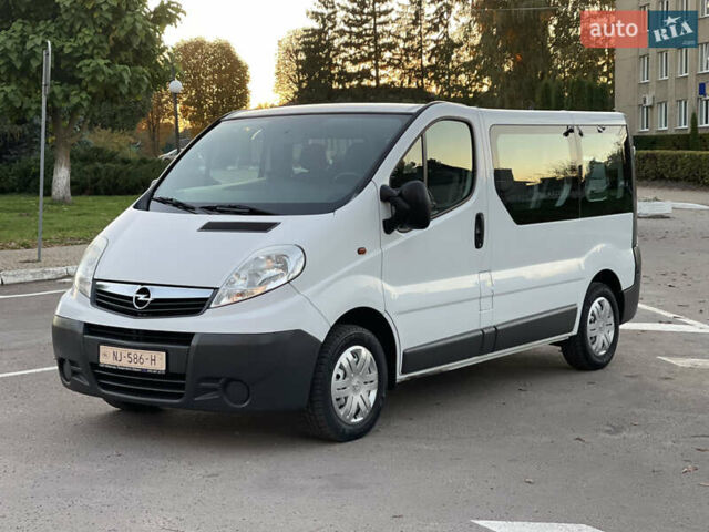 Белый Опель Виваро, объемом двигателя 2 л и пробегом 202 тыс. км за 12300 $, фото 1 на Automoto.ua