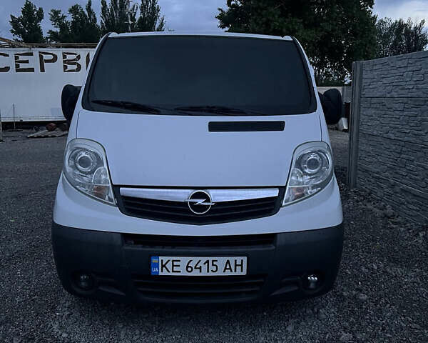 Белый Опель Виваро, объемом двигателя 2 л и пробегом 256 тыс. км за 10500 $, фото 1 на Automoto.ua