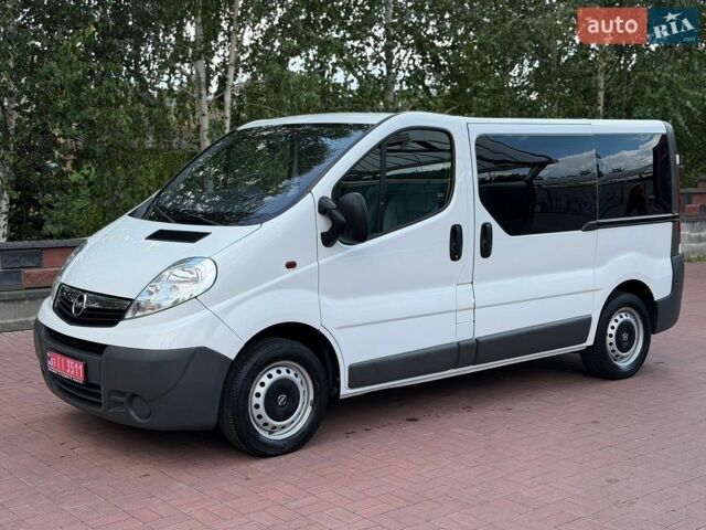 Белый Опель Виваро, объемом двигателя 2 л и пробегом 189 тыс. км за 13800 $, фото 1 на Automoto.ua