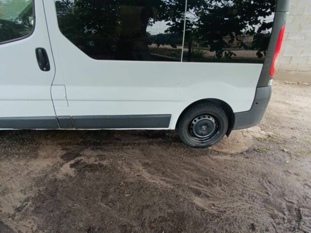 Білий Опель Віваро, об'ємом двигуна 2 л та пробігом 268 тис. км за 11000 $, фото 1 на Automoto.ua