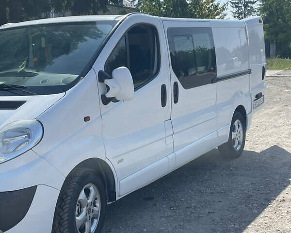 Белый Опель Виваро, объемом двигателя 2 л и пробегом 264 тыс. км за 11500 $, фото 1 на Automoto.ua