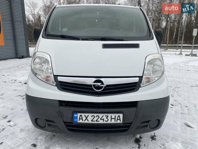 Белый Опель Виваро, объемом двигателя 2 л и пробегом 300 тыс. км за 10000 $, фото 1 на Automoto.ua