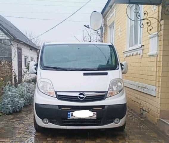 Белый Опель Виваро, объемом двигателя 2 л и пробегом 350 тыс. км за 10500 $, фото 1 на Automoto.ua