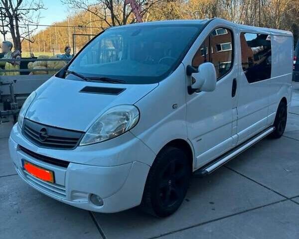 Білий Опель Віваро, об'ємом двигуна 2 л та пробігом 250 тис. км за 13250 $, фото 1 на Automoto.ua