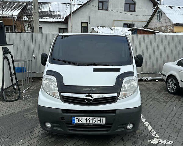 Білий Опель Віваро, об'ємом двигуна 2 л та пробігом 320 тис. км за 12500 $, фото 1 на Automoto.ua