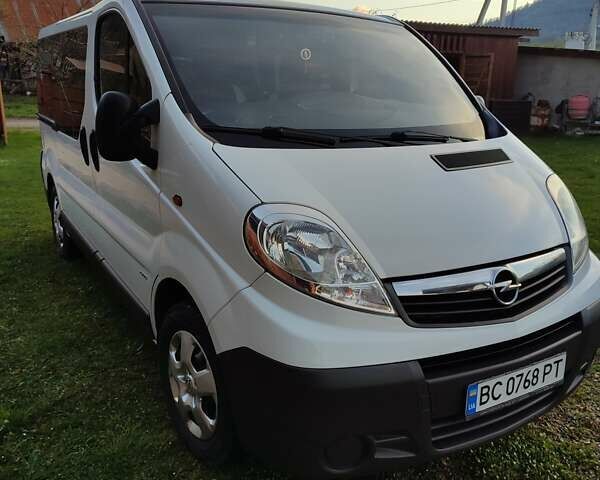 Белый Опель Виваро, объемом двигателя 2 л и пробегом 300 тыс. км за 11000 $, фото 1 на Automoto.ua