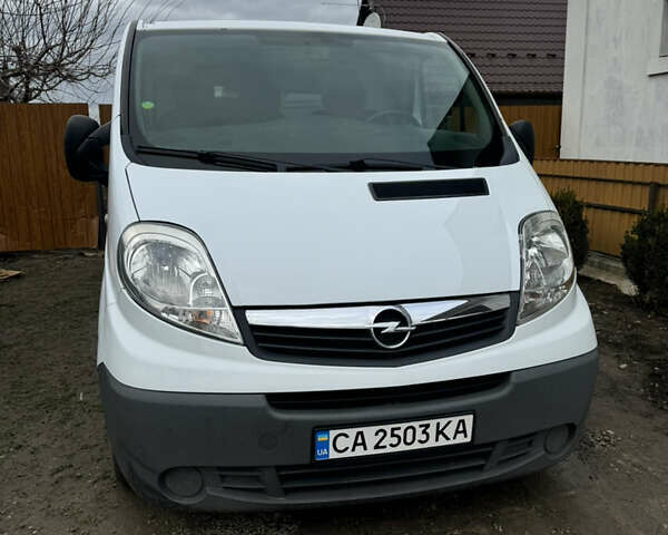 Белый Опель Виваро, объемом двигателя 2 л и пробегом 202 тыс. км за 10500 $, фото 1 на Automoto.ua