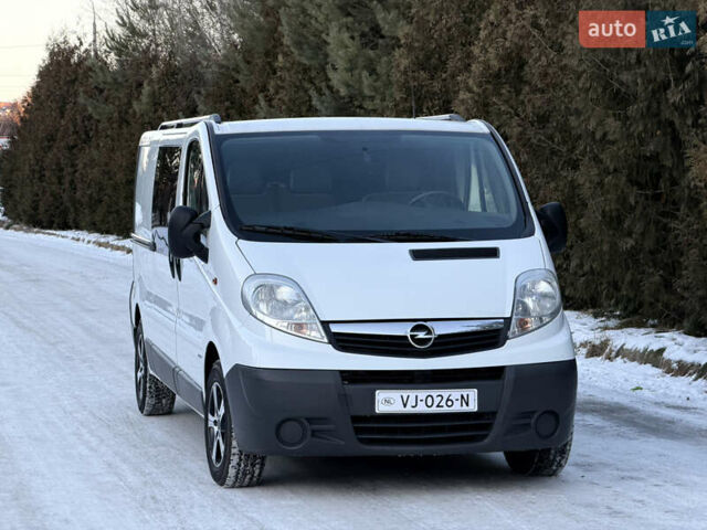 Білий Опель Віваро, об'ємом двигуна 2 л та пробігом 187 тис. км за 15377 $, фото 1 на Automoto.ua