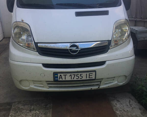 Білий Опель Віваро, об'ємом двигуна 2 л та пробігом 180 тис. км за 10500 $, фото 1 на Automoto.ua