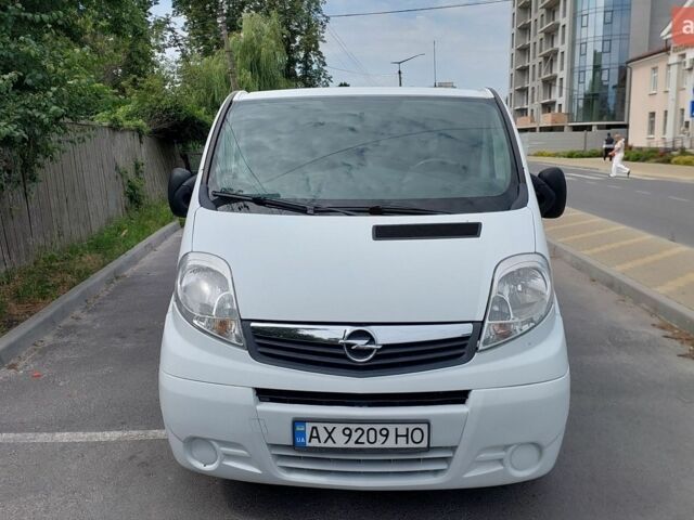 Белый Опель Виваро, объемом двигателя 2 л и пробегом 246 тыс. км за 10500 $, фото 1 на Automoto.ua