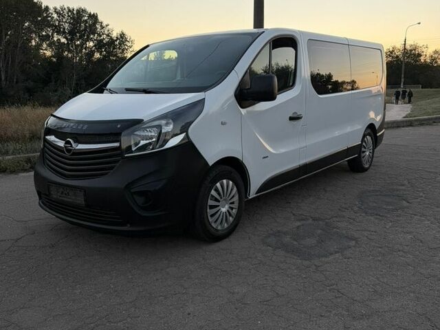 Белый Опель Виваро, объемом двигателя 1.6 л и пробегом 240 тыс. км за 13500 $, фото 1 на Automoto.ua