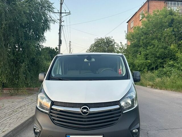 Белый Опель Виваро, объемом двигателя 1.6 л и пробегом 154 тыс. км за 13650 $, фото 1 на Automoto.ua