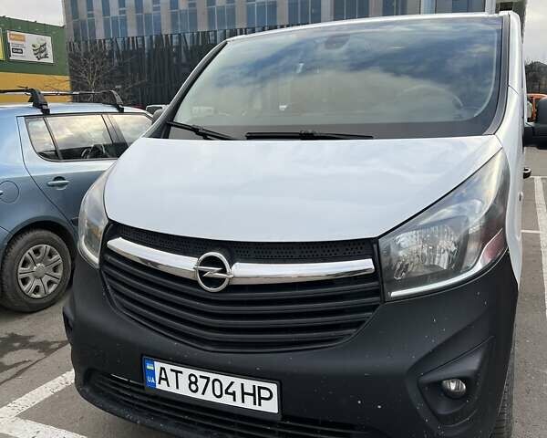 Белый Опель Виваро, объемом двигателя 1.6 л и пробегом 300 тыс. км за 16500 $, фото 1 на Automoto.ua