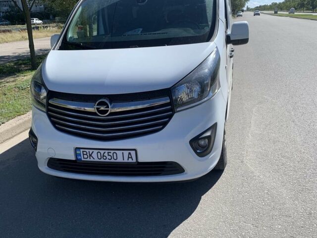 Белый Опель Виваро, объемом двигателя 1.6 л и пробегом 195 тыс. км за 17500 $, фото 1 на Automoto.ua