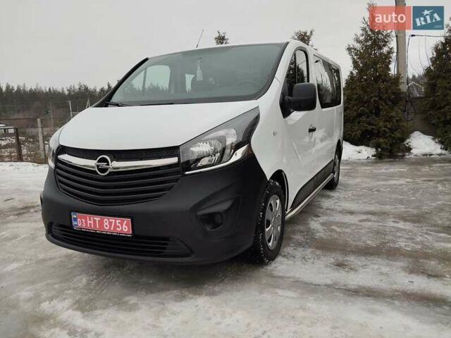 Белый Опель Виваро, объемом двигателя 1.6 л и пробегом 225 тыс. км за 18799 $, фото 1 на Automoto.ua