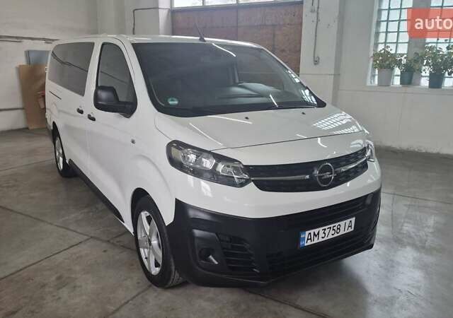 Белый Опель Виваро, объемом двигателя 2 л и пробегом 155 тыс. км за 21900 $, фото 1 на Automoto.ua