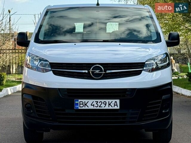 Белый Опель Виваро, объемом двигателя 2 л и пробегом 170 тыс. км за 17400 $, фото 1 на Automoto.ua