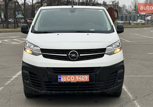 Белый Опель Виваро, объемом двигателя 1.5 л и пробегом 237 тыс. км за 15300 $, фото 1 на Automoto.ua