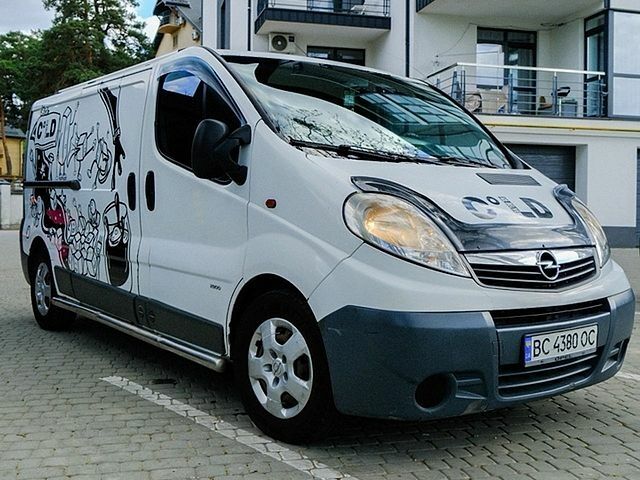 Білий Опель Віваро, об'ємом двигуна 2 л та пробігом 526 тис. км за 7500 $, фото 1 на Automoto.ua