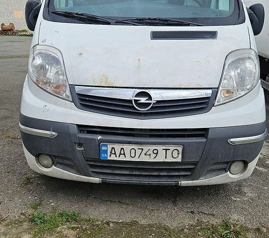 Белый Опель Виваро, объемом двигателя 2 л и пробегом 350 тыс. км за 7000 $, фото 1 на Automoto.ua