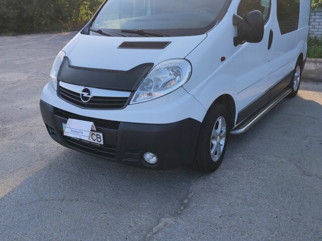 Білий Опель Віваро, об'ємом двигуна 2 л та пробігом 200 тис. км за 10000 $, фото 1 на Automoto.ua