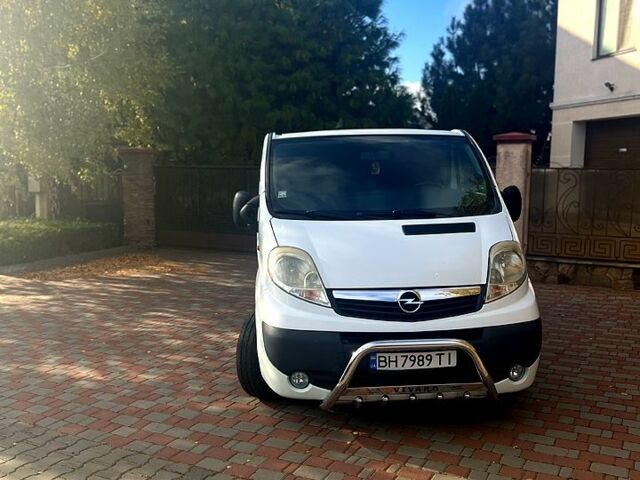 Белый Опель Виваро, объемом двигателя 2 л и пробегом 324 тыс. км за 10999 $, фото 1 на Automoto.ua