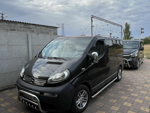 Черный Опель Виваро, объемом двигателя 2.5 л и пробегом 290 тыс. км за 8100 $, фото 1 на Automoto.ua