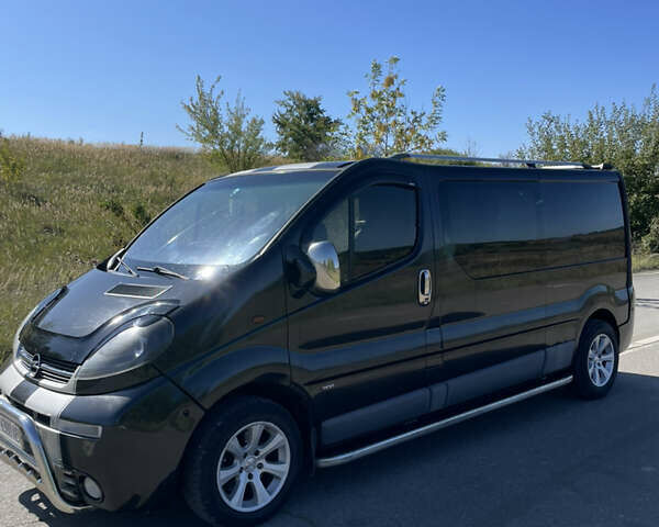 Черный Опель Виваро, объемом двигателя 2.5 л и пробегом 350 тыс. км за 7500 $, фото 1 на Automoto.ua