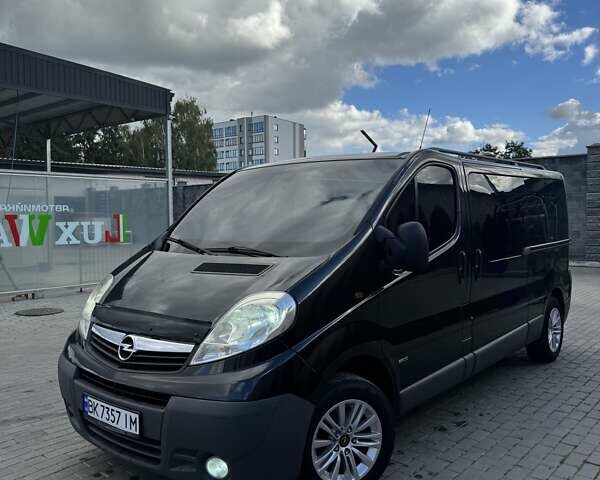 Чорний Опель Віваро, об'ємом двигуна 2 л та пробігом 340 тис. км за 15999 $, фото 1 на Automoto.ua