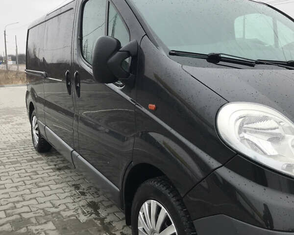 Чорний Опель Віваро, об'ємом двигуна 2 л та пробігом 312 тис. км за 12000 $, фото 1 на Automoto.ua