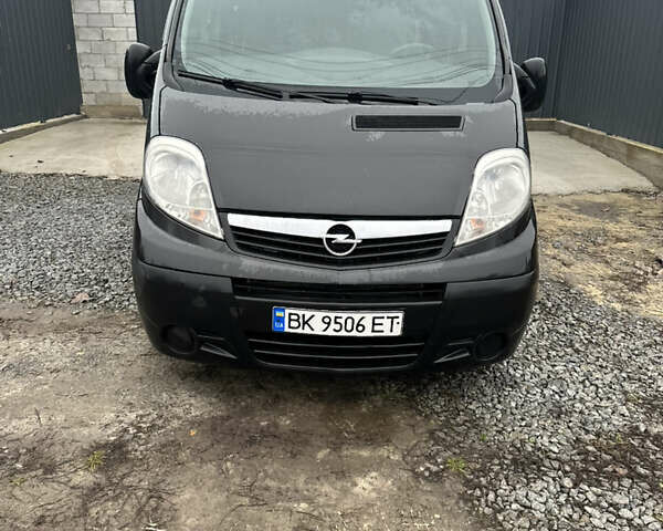 Черный Опель Виваро, объемом двигателя 2 л и пробегом 583 тыс. км за 10500 $, фото 1 на Automoto.ua