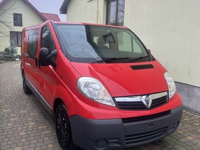Красный Опель Виваро, объемом двигателя 2.5 л и пробегом 190 тыс. км за 4600 $, фото 1 на Automoto.ua