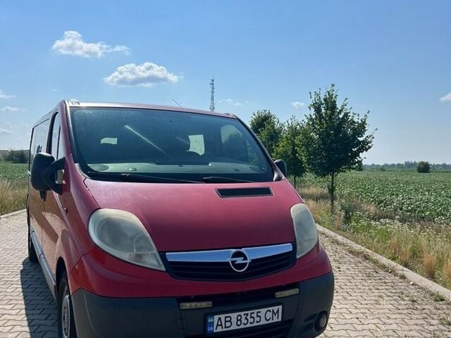 Красный Опель Виваро, объемом двигателя 2.5 л и пробегом 442 тыс. км за 7500 $, фото 1 на Automoto.ua