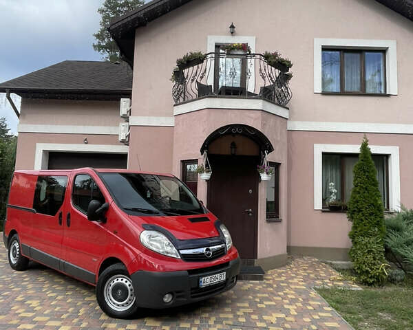 Красный Опель Виваро, объемом двигателя 2 л и пробегом 225 тыс. км за 7650 $, фото 1 на Automoto.ua