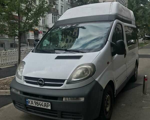 Белый Опель Виваро пасс., объемом двигателя 1.9 л и пробегом 278 тыс. км за 5800 $, фото 1 на Automoto.ua