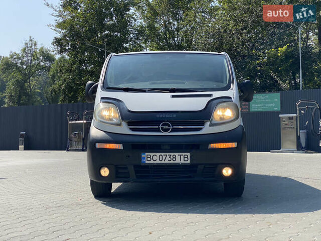 Белый Опель Виваро пасс., объемом двигателя 1.87 л и пробегом 390 тыс. км за 7200 $, фото 1 на Automoto.ua