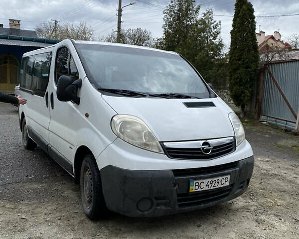 Белый Опель Виваро пасс., объемом двигателя 2 л и пробегом 272 тыс. км за 9000 $, фото 1 на Automoto.ua