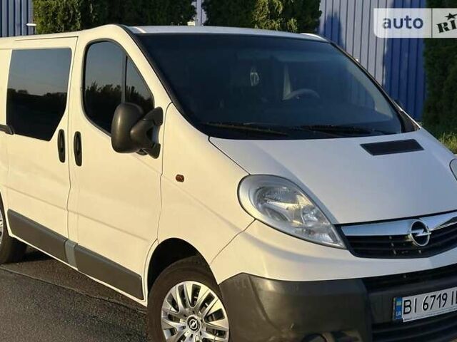 Белый Опель Виваро пасс., объемом двигателя 2.46 л и пробегом 283 тыс. км за 7990 $, фото 1 на Automoto.ua