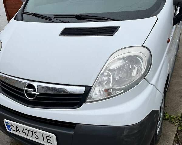 Белый Опель Виваро пасс., объемом двигателя 2 л и пробегом 310 тыс. км за 9900 $, фото 1 на Automoto.ua