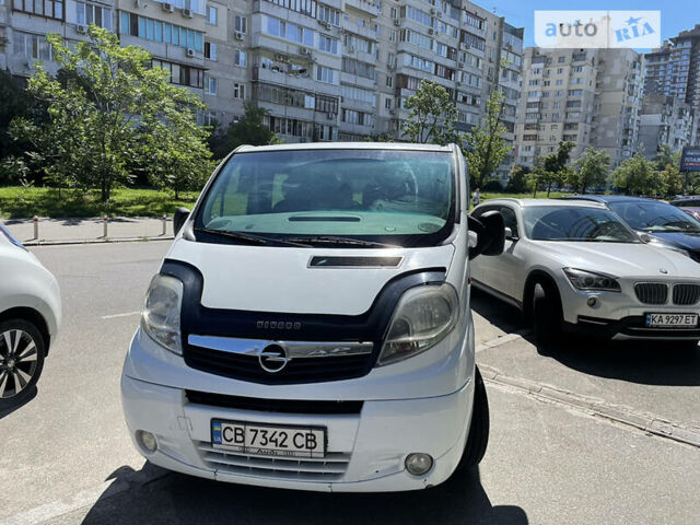 Белый Опель Виваро пасс., объемом двигателя 2 л и пробегом 190 тыс. км за 6700 $, фото 1 на Automoto.ua