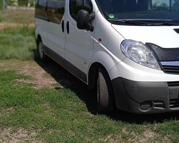 Белый Опель Виваро пасс., объемом двигателя 2 л и пробегом 265 тыс. км за 11500 $, фото 1 на Automoto.ua