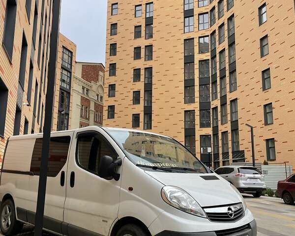 Белый Опель Виваро пасс., объемом двигателя 0 л и пробегом 320 тыс. км за 9000 $, фото 1 на Automoto.ua