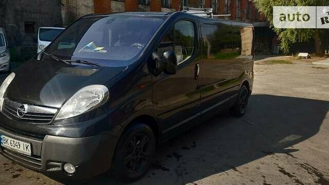 Черный Опель Виваро пасс., объемом двигателя 2.5 л и пробегом 254 тыс. км за 8500 $, фото 1 на Automoto.ua