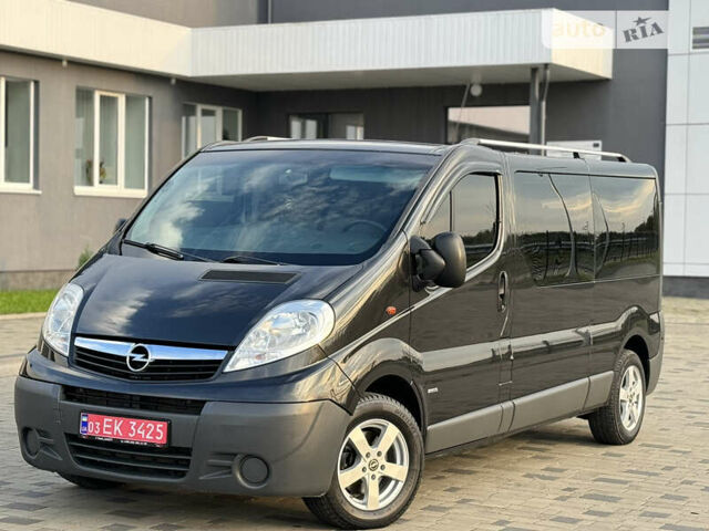 Черный Опель Виваро пасс., объемом двигателя 2 л и пробегом 262 тыс. км за 13750 $, фото 1 на Automoto.ua