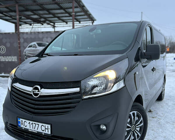 Черный Опель Виваро пасс., объемом двигателя 1.6 л и пробегом 325 тыс. км за 13400 $, фото 1 на Automoto.ua