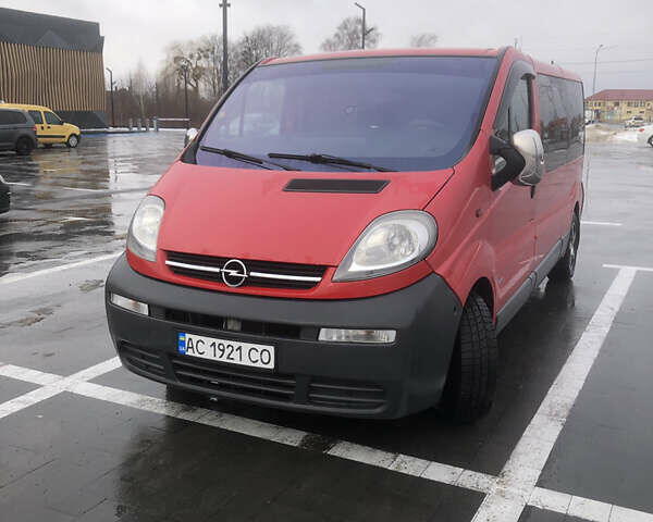 Красный Опель Виваро пасс., объемом двигателя 2 л и пробегом 485 тыс. км за 7700 $, фото 1 на Automoto.ua