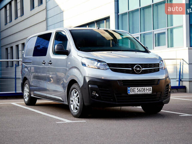 Серый Опель Виваро пасс., объемом двигателя 2 л и пробегом 110 тыс. км за 27000 $, фото 1 на Automoto.ua