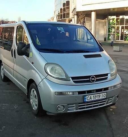Серый Опель Виваро пасс., объемом двигателя 1.9 л и пробегом 250 тыс. км за 7300 $, фото 1 на Automoto.ua